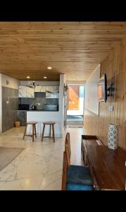 Una cocina o cocineta en Echo Vista By Lehriyat Retreats 3 fotos más