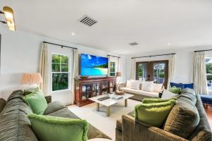 Televiisor ja/või meelelahutuskeskus majutusasutuses Charming Designer Cottage in Royal Harbor – A Coastal Retreat