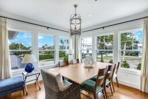 Rõdu või terrass majutusasutuses Charming Designer Cottage in Royal Harbor – A Coastal Retreat