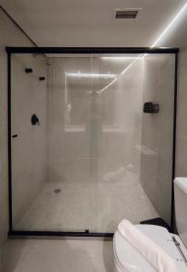 バルエリにあるFlat em Alphaville com a melhor localizaçãoのトイレ付きのバスルームのガラス製シャワー