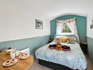 Postel nebo postele na pokoji v ubytování Daisy Shepherds Hut