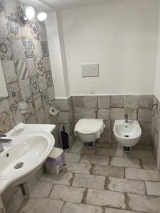 a bathroom with a sink and a toilet at Il cortiletto in Gaeta