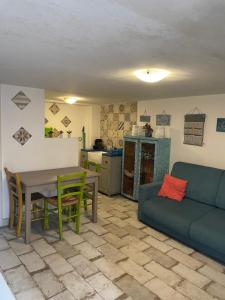 a living room with a couch and a table at Il cortiletto in Gaeta
