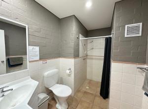 カルバリにあるRiverview Holiday Apartment 68 - Kalbarri WAのトイレ、洗面台、シャワー付きのバスルーム +6枚の写真