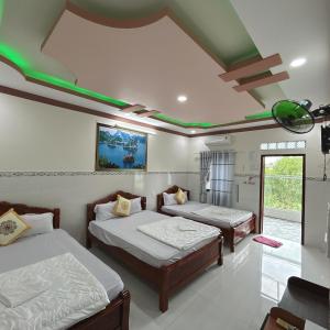 Postel nebo postele na pokoji v ubytování Nhà nghỉ việt thắng