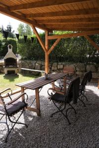 Ogród w obiekcie Apartamenty sudeckie nad zalewem III