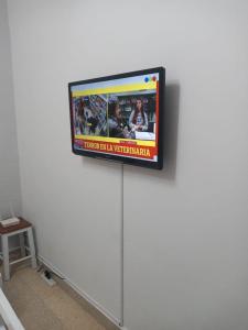 Un televisor de pantalla plana en una pared blanca en Marea Patagonia, en Puerto Madryn
