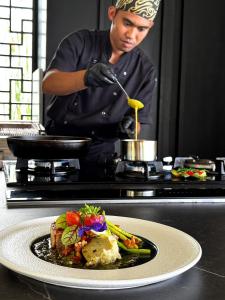 Makanan di atau berdekatan resort