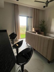 Posezení v ubytování Murooj AlZain 3BR Modern Apt with private Rooftop