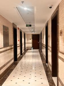 a hallway of a building with ailed floor at Al Khulfaa Al Masy - فندق الخلفاء الماسي in Makkah