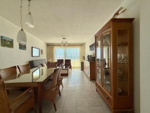 Televízia a/alebo spoločenská miestnosť v ubytovaní Apartamentos APOLO16 (I-15º-70)