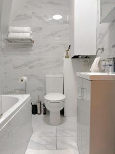 Et badeværelse på Central & Modern 2 Bedroom City Apartment