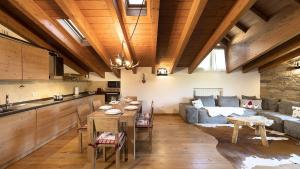 Kuchyň nebo kuchyňský kout v ubytování Chalet la Segheria