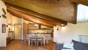 Kuchyň nebo kuchyňský kout v ubytování Chalet la Segheria