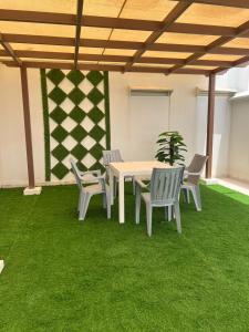 Fotografie z fotogalerie ubytování Murooj AlZain 3BR Modern Apt with private Rooftop v destinaci Daḩārīz