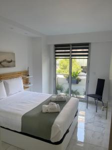 une chambre avec un lit, une chaise et une fenêtre dans l'établissement Superbe appartement carré Delfino Port de Nice, à Nice 13 autres photos