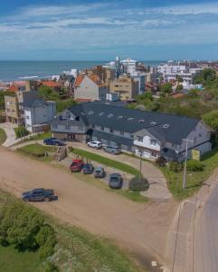 eine Stadt mit Autos, die auf einem Parkplatz abgestellt sind in der Unterkunft Hotel Soleado in Ostende