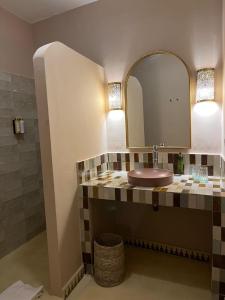 un baño con lavabo y espejo en Dar Sharqi, Authentic Riad with Panoramic Sea View in Tangier, en Tánger 30 fotos más