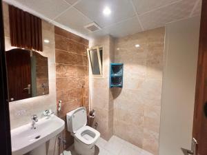 un baño con inodoro y lavabo en Al Khulfaa Al Masy - فندق الخلفاء الماسي, en Muzdalifah 14 fotos más