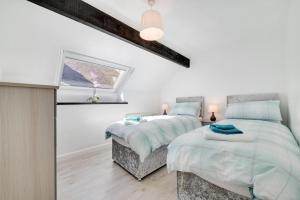 ケンダルにある2 Bed in Kendal oc-ld167のベッド2台と窓のある寝室