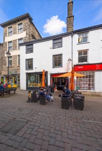 ケンダルにある2 Bed in Kendal oc-ld167の建物前に座る人々