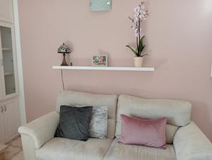 A seating area at Le stanze colorate di Corsano