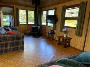 Una sala de estar con un sofá y una estufa. en Balsam Lake - 3-Bedroom Cottage #3, en Kawartha Lakes