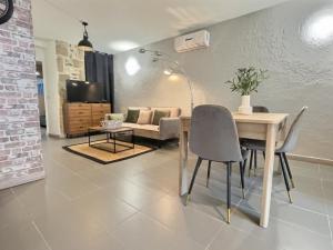 a dining room with a table and a couch at Le Carnot in Valence