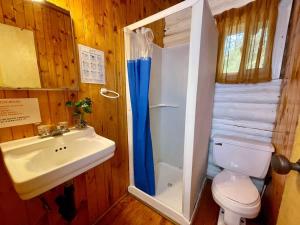 Un baño pequeño con lavabo e inodoro. en 3-Bedroom Cottage on Balsam Lake in Kawarthas #14, en Kawartha Lakes