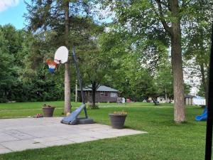 un aro de baloncesto en un parque con parque infantil en 3-Bedroom Cottage on Balsam Lake in Kawarthas #14, en Kawartha Lakes