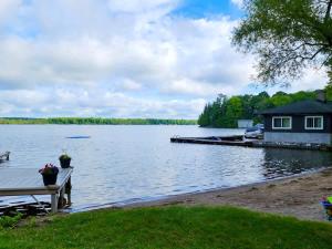 卡沃萨湖Upper Boathouse on Balsam Lake #1的享有湖景,设有房屋和码头