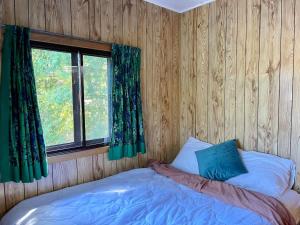 un dormitorio con una cama y una ventana en Upper Boathouse on Balsam Lake #1, en Kawartha Lakes 15 fotos más