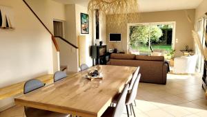 Χώρος καθιστικού στο VILLA LES OLIVIERS, piscine chauffée XXL, jardin de 2500m2, ping pong, proche plage et lac