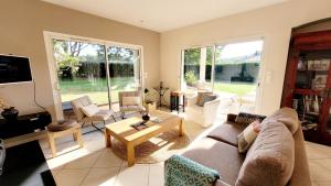 Χώρος καθιστικού στο VILLA LES OLIVIERS, piscine chauffée XXL, jardin de 2500m2, ping pong, proche plage et lac