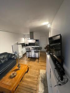 una sala de estar con un sofá y una mesa en Duplex Hyper centre cosy, en Auxerre