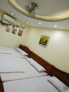 Postel nebo postele na pokoji v ubytování NHÀ NGUYÊN CĂN DŨNG VINH HOMESTAY VŨNG TÀU