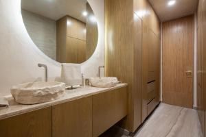 a bathroom with two sinks and a large mirror at Penthouse Vista al Mar, Gimnasio, Terraza, Alberca in La Paz +9 photos