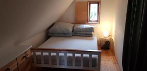 a small room with a crib with towels on it at Fischerstern in Maasholm