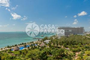 een luchtfoto van het resort en de oceaan bij BLUE DREAM Beachfront 2 BDR by Casa Paraiso in Cancun +40 foto's