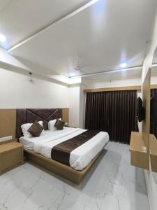 a bedroom with a large bed in a room at Hotel RD in Kadi