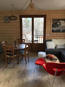 Χώρος καθιστικού στο Auron Chaleureux 2pieces au calme vue Montagne ensoleillé Renové Les Mouflons