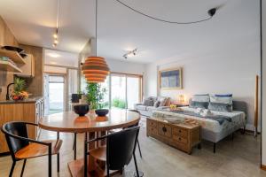 Ένα ή περισσότερα κρεβάτια σε δωμάτιο στο HostWise – Modern Flat w/ Terrace | Near the Beach