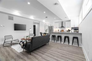 a living room with a couch and a kitchen at RentX Cozy Downtown London Parking WiFi in London +17 photos