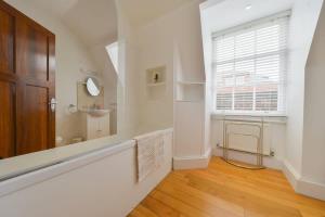 Ένα μπάνιο στο St Albans Modern Hideaway Retreat