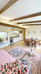 ein großer Raum mit Tisch und Esszimmer in der Unterkunft Oceanfront Stay w/ AC, BBQ, Washer/Dryer & Kitchen in Ewa Beach