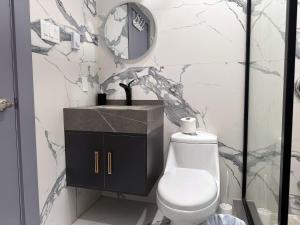 Un baño con inodoro, lavabo y espejo. en 3-bedroom Villa in Lakefield #11, en Lakefield
