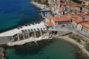 an aerial view of a city and a body of water at Sea view apartment, 3 bedrooms, large living room in Piombino