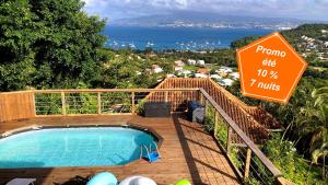 un cartello accanto alla piscina di F3 Famille ou Amis - Piscine, Vue Mer et Calme - Anse à l'Âne, 3-Îlets a Les Trois-Îlets