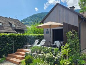 博登斯多夫Haus Kleinod的带桌椅和遮阳伞的露台