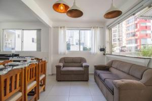 un salon avec un canapé et une table dans l'établissement PLT41 - Sacada Ampla com Churrasqueira, 3 Suítes, à Balneário Camboriú